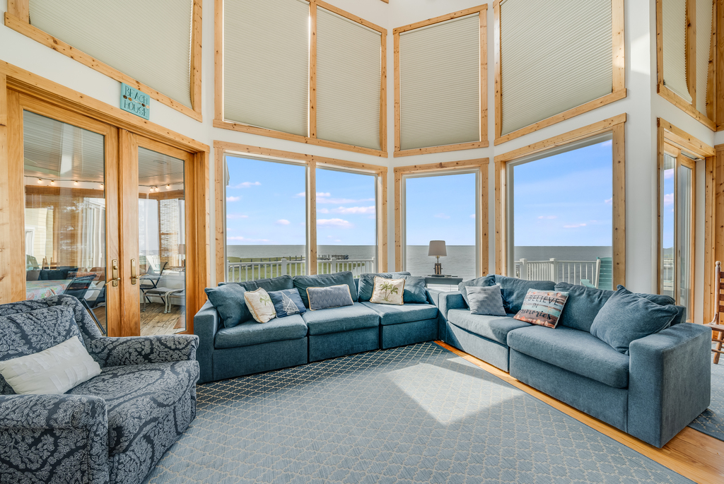 Sink into comfy furnishings after a fun-filled day at the Beach and enjoy Flat Screen Cable TV and stunning Views.