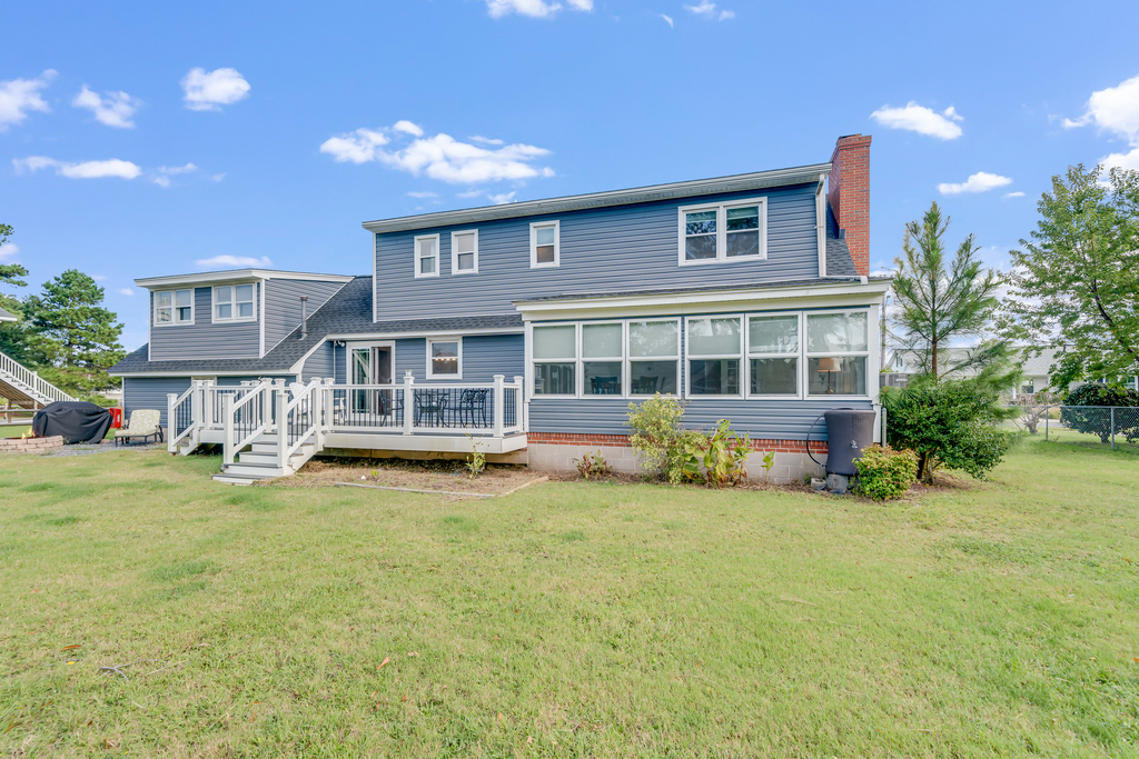 Between the Sunroom on the right, and the Deck on the left, there's so much to enjoy at Chamallow.