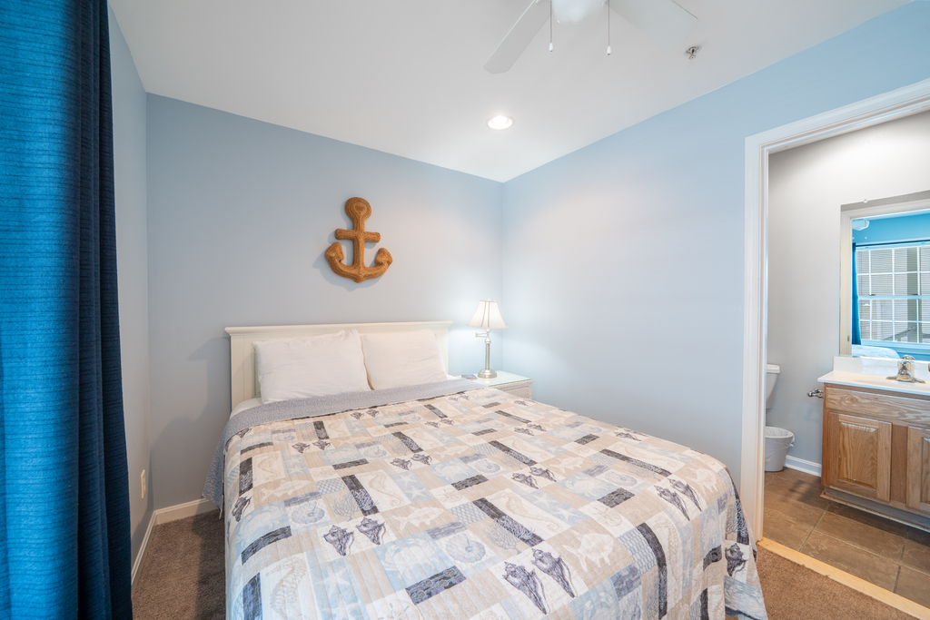 Quaint Beach vibes in this room!