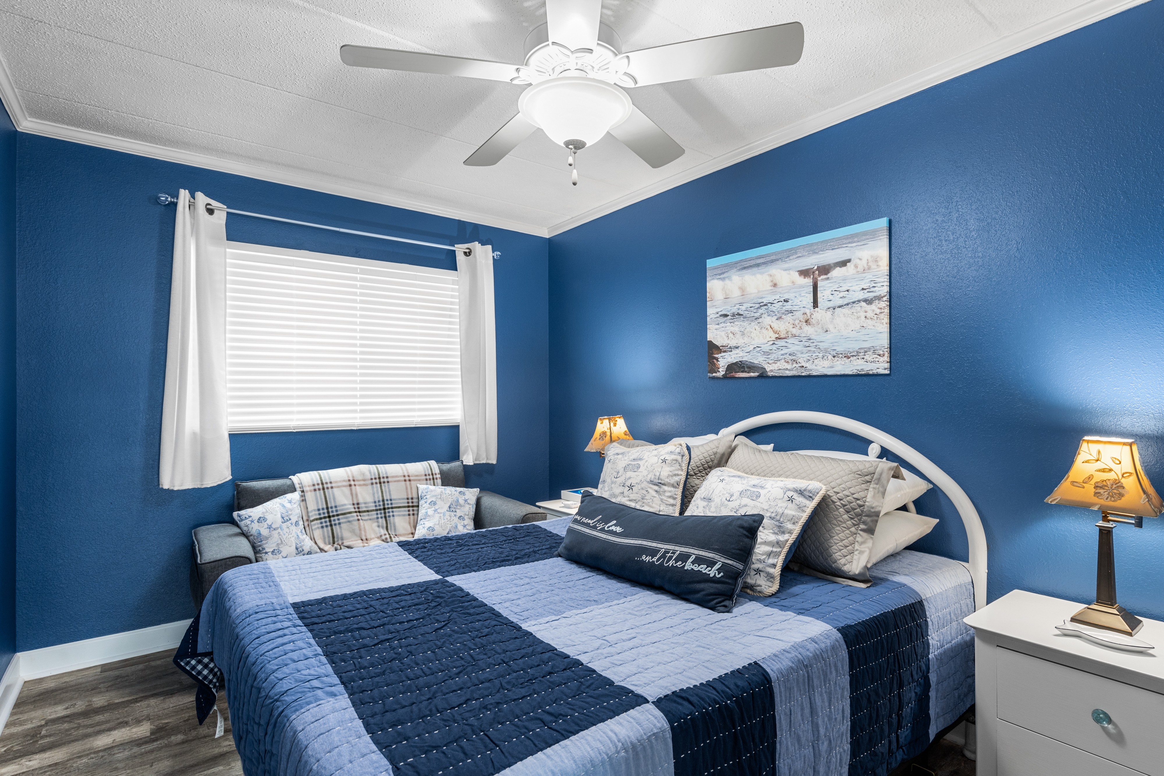 Comfy queen size bed in brillant blues