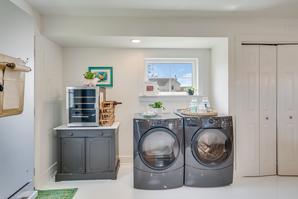 Kitchen also has Wine/Beverage Cooler and Full Size Washer and Dryer.