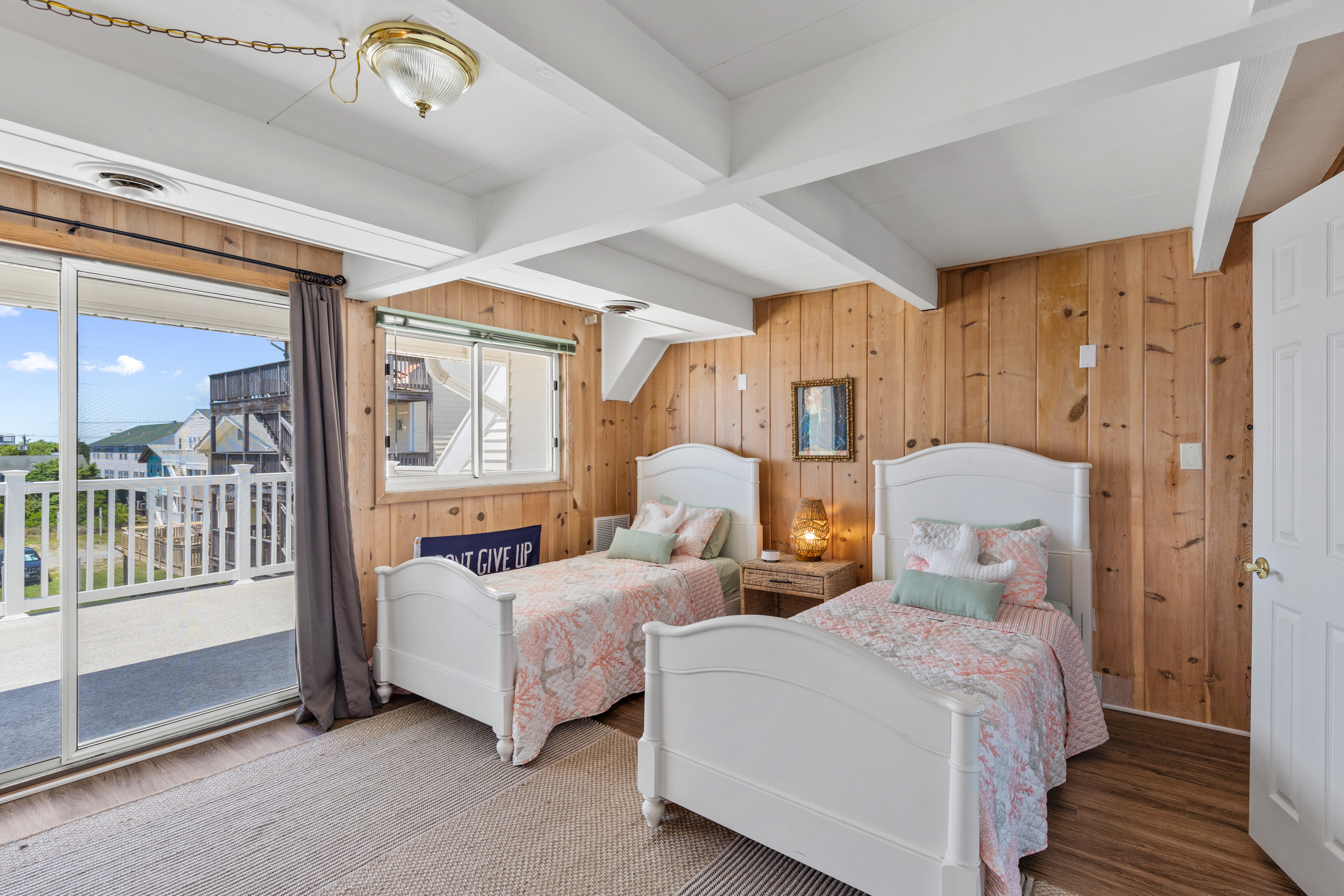 Sleeping 2 comfortably with 2 Twin Beds.