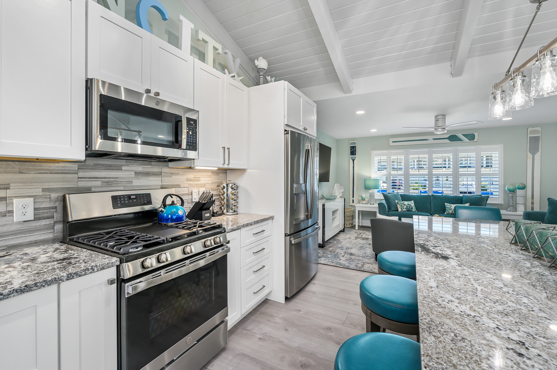 Stainless steel appliances & all the luxuries of this kitchen will be a chef's dream!