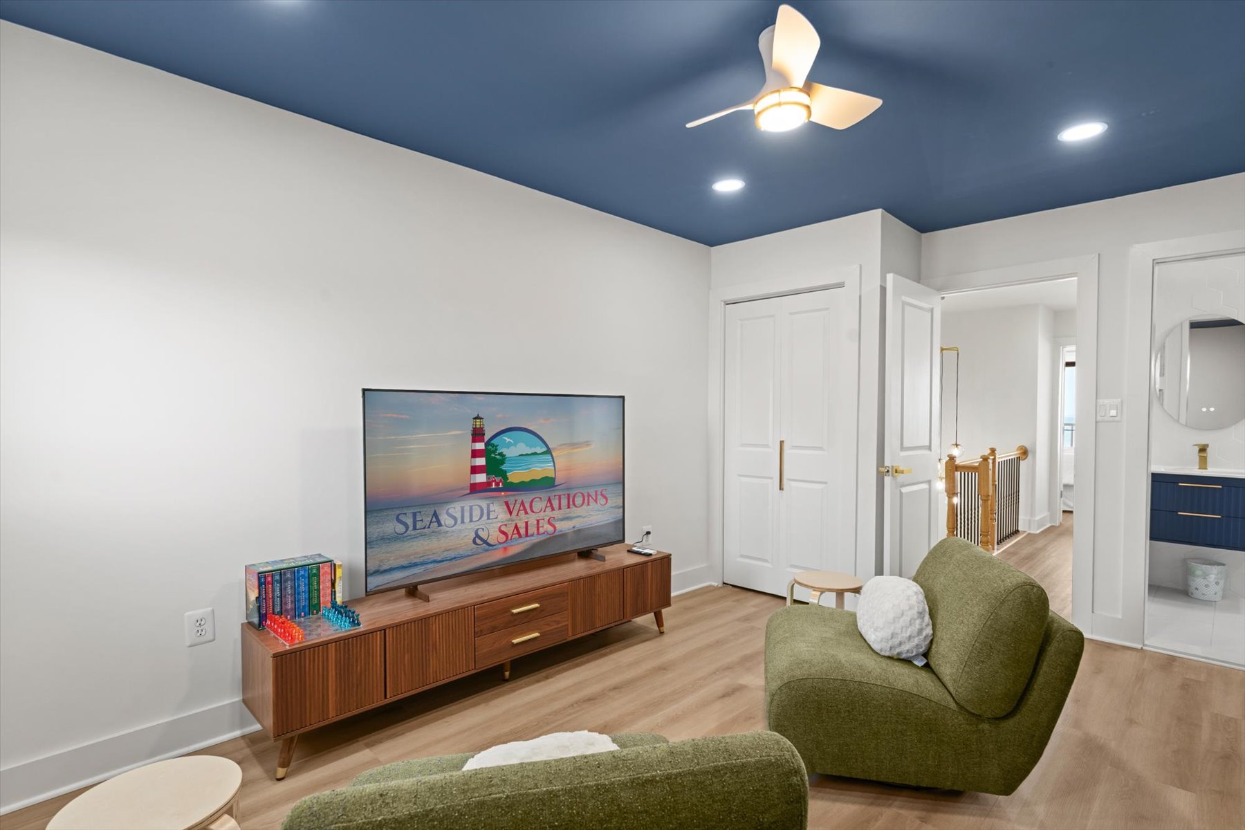 Entertainment area with a Flat Screen TV.