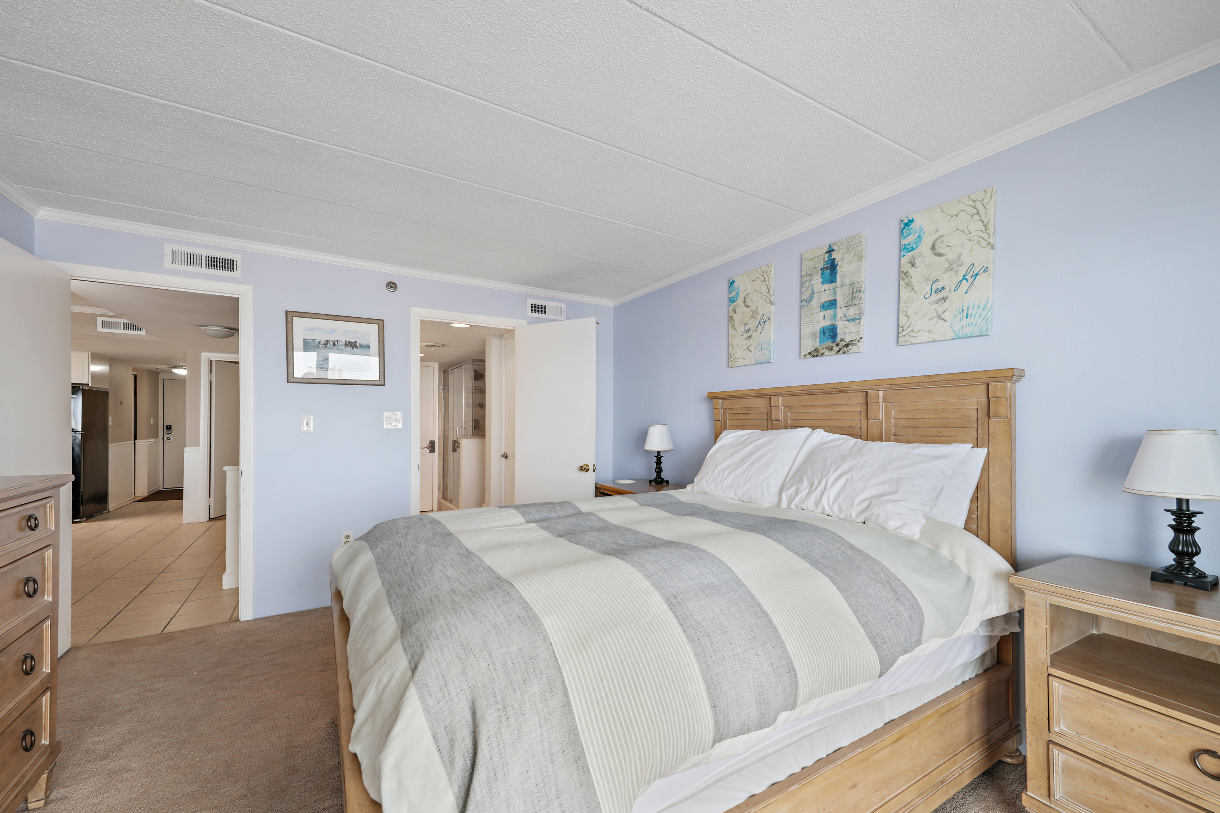 You're sure to sleep like a baby in this plush Queen Bed.