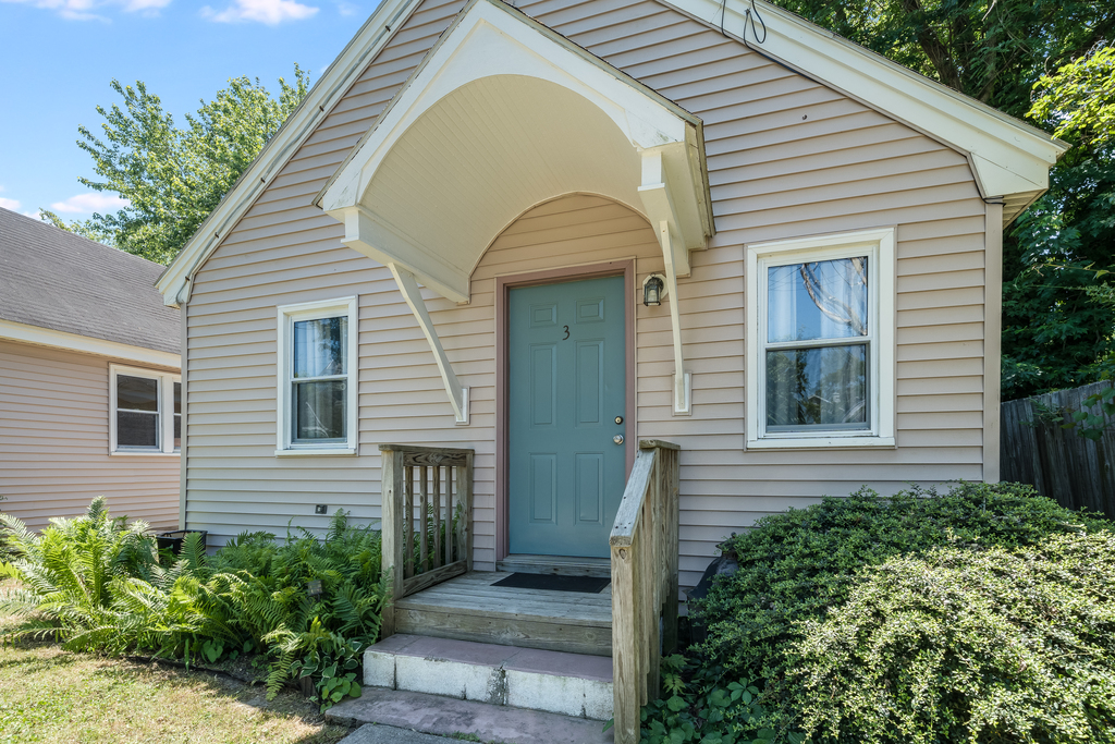 Welcome to Chris' Cottage 3 in the heart of Chincoteague Island!