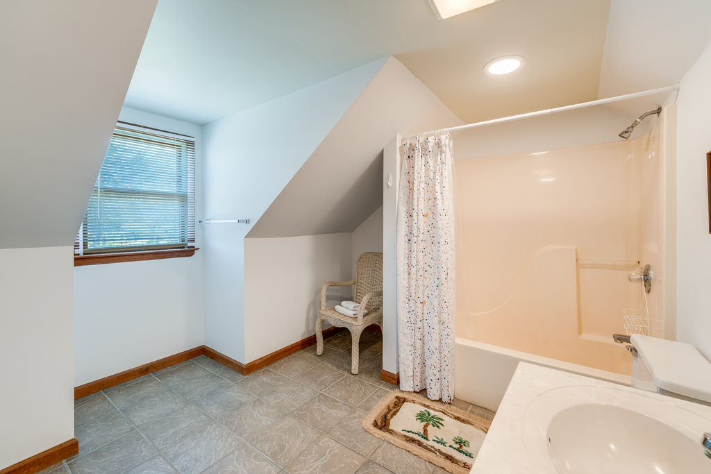Huge Master Bath with Tub/Shower Combo.