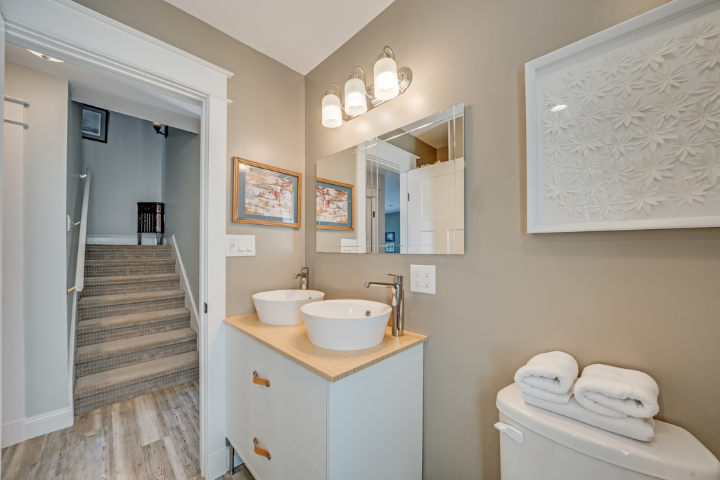 Lovely Full Bath with Tub/Shower Combo on 1st Floor.