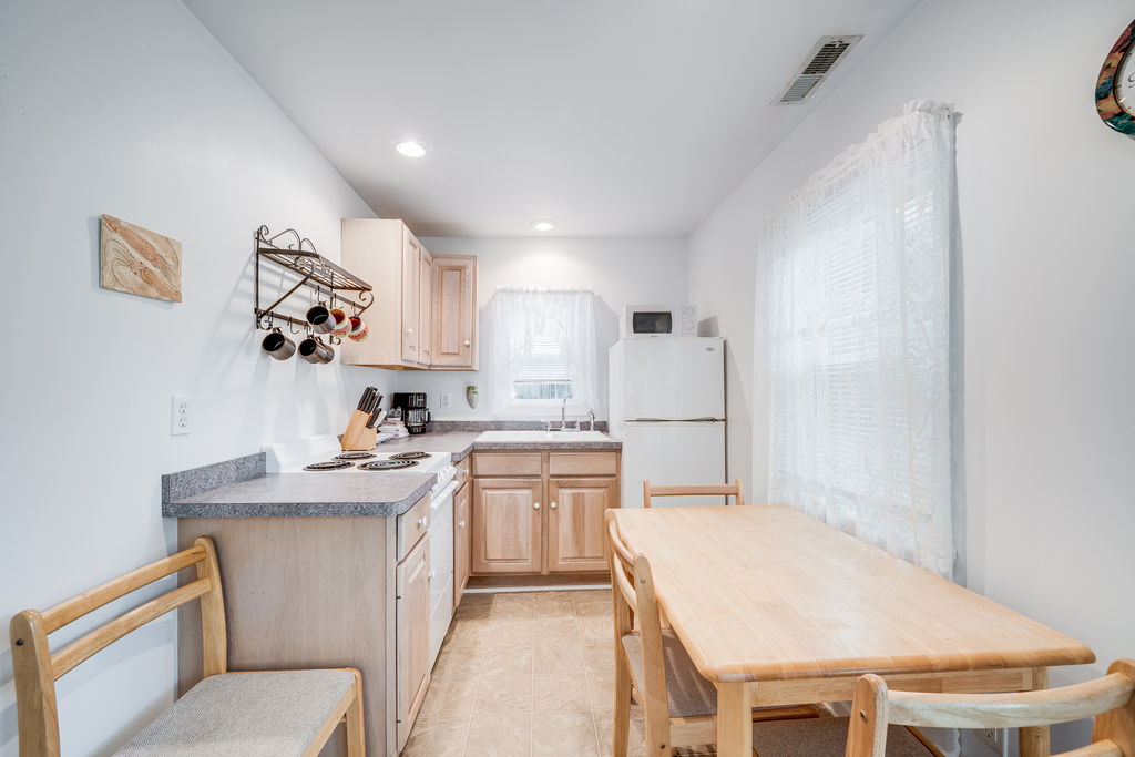 Well-equipped Kitchen makes mealtime easy breezy.