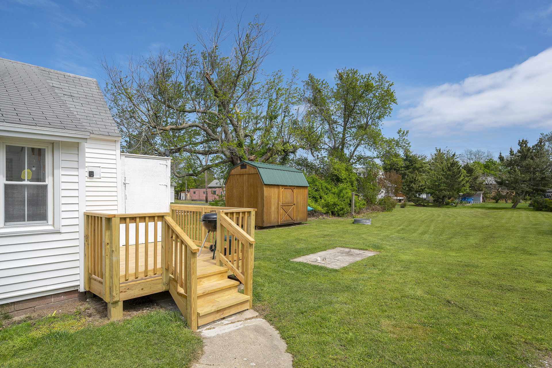 Lovely backyard perfect for chasing Lightning Bugs!