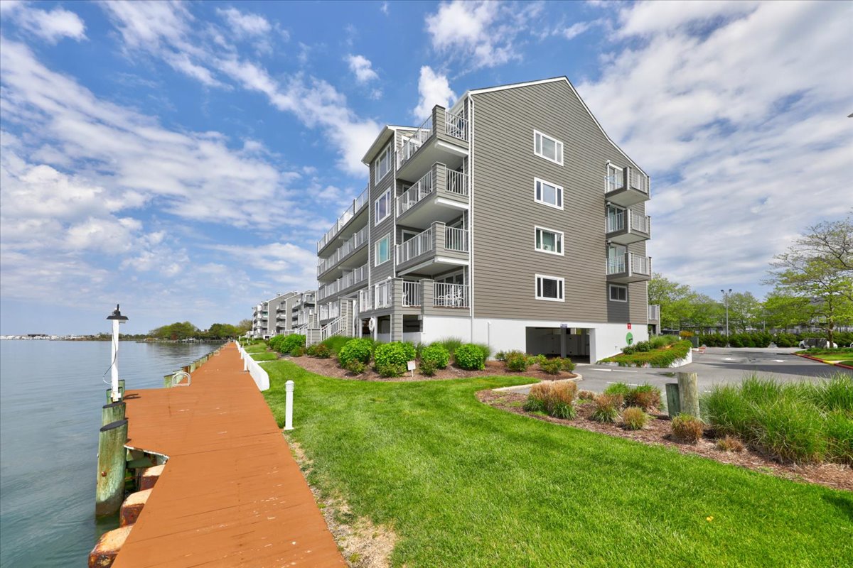 Harbour Island is located so close to many Restaurants and Amusements!