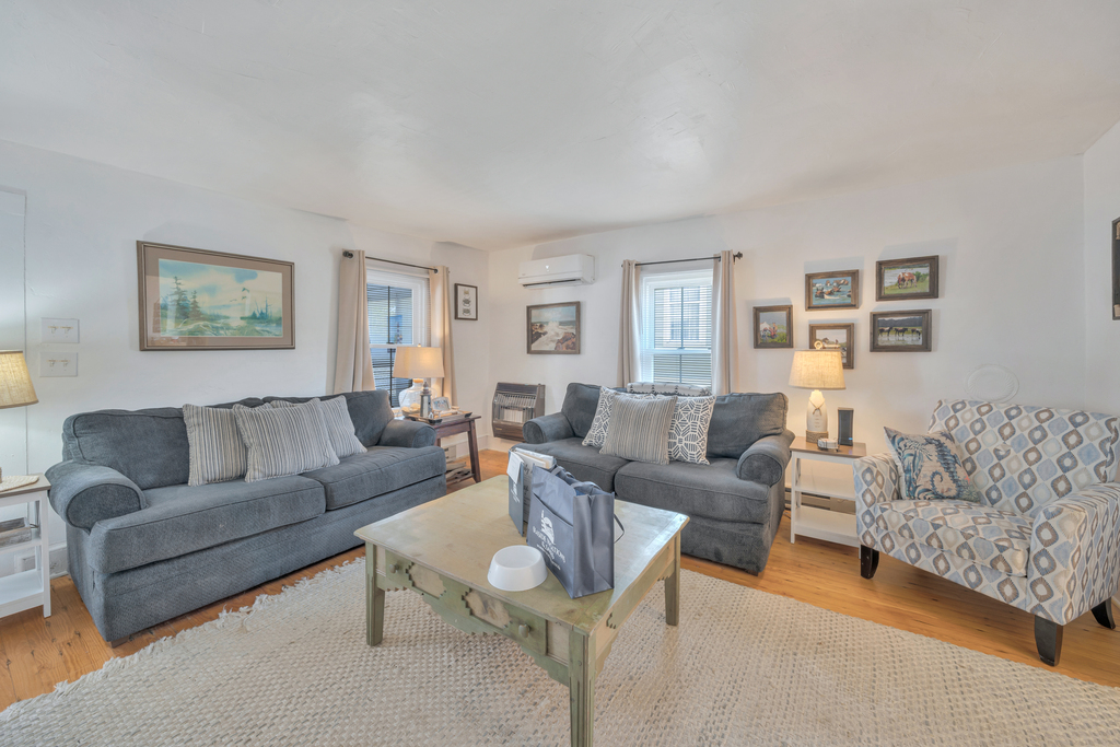 Relax in the Living Area with Free WiFi and Flat Screen Streaming TV.