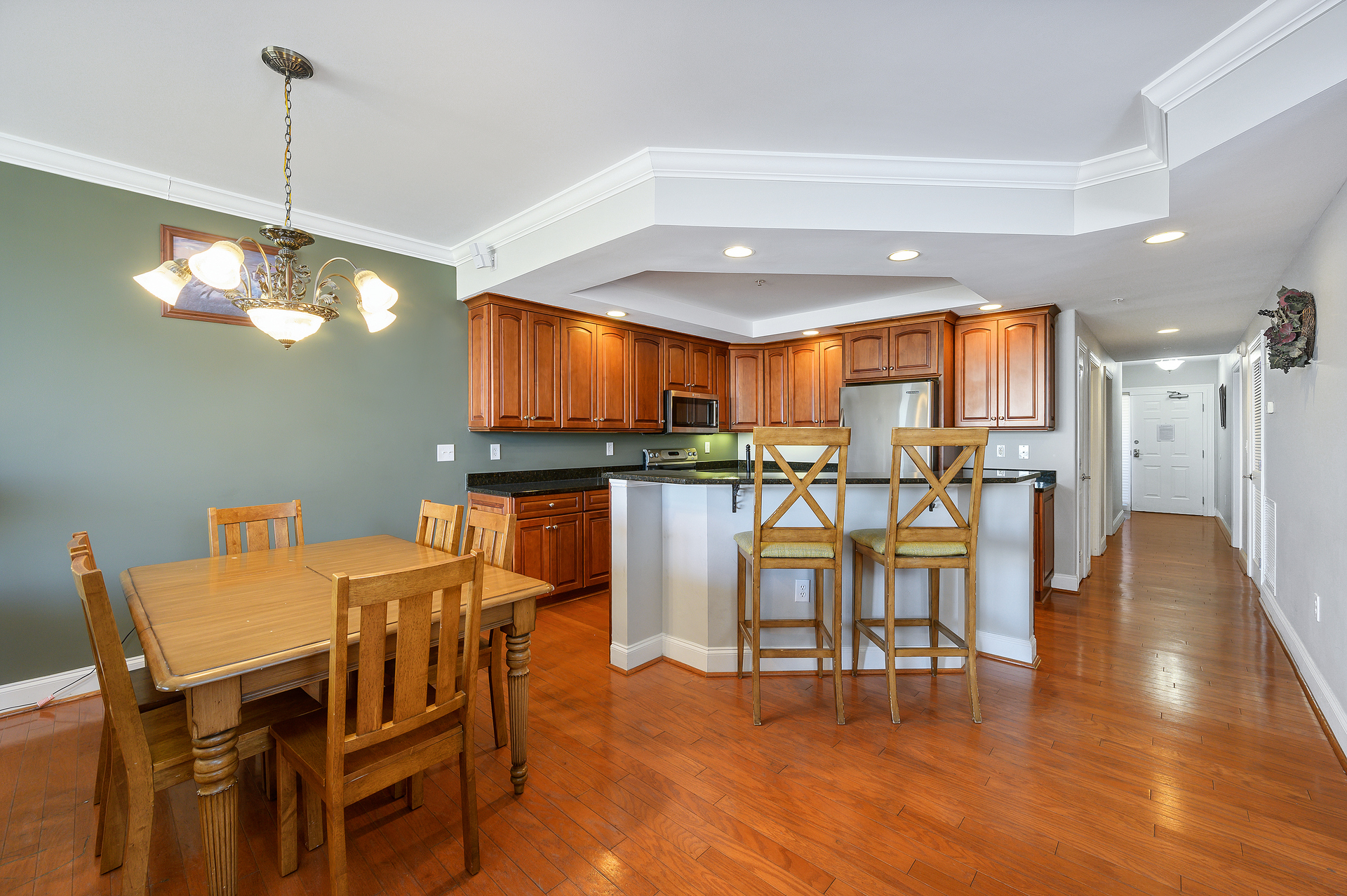 Grab a quick bite to eat at the Breakfast bar before heading to the beach!