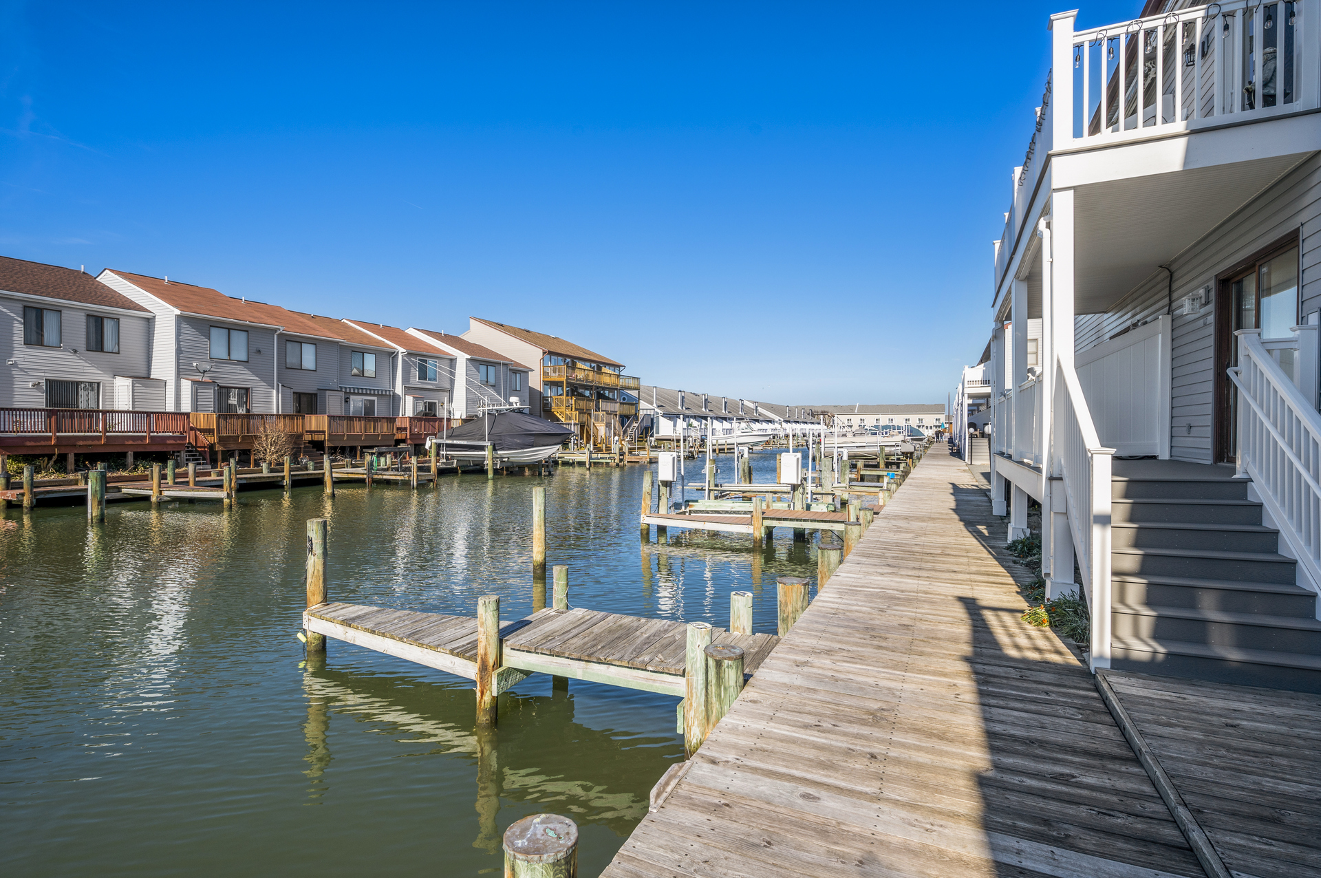 Boat Slip for up to 28 foot Boat included!