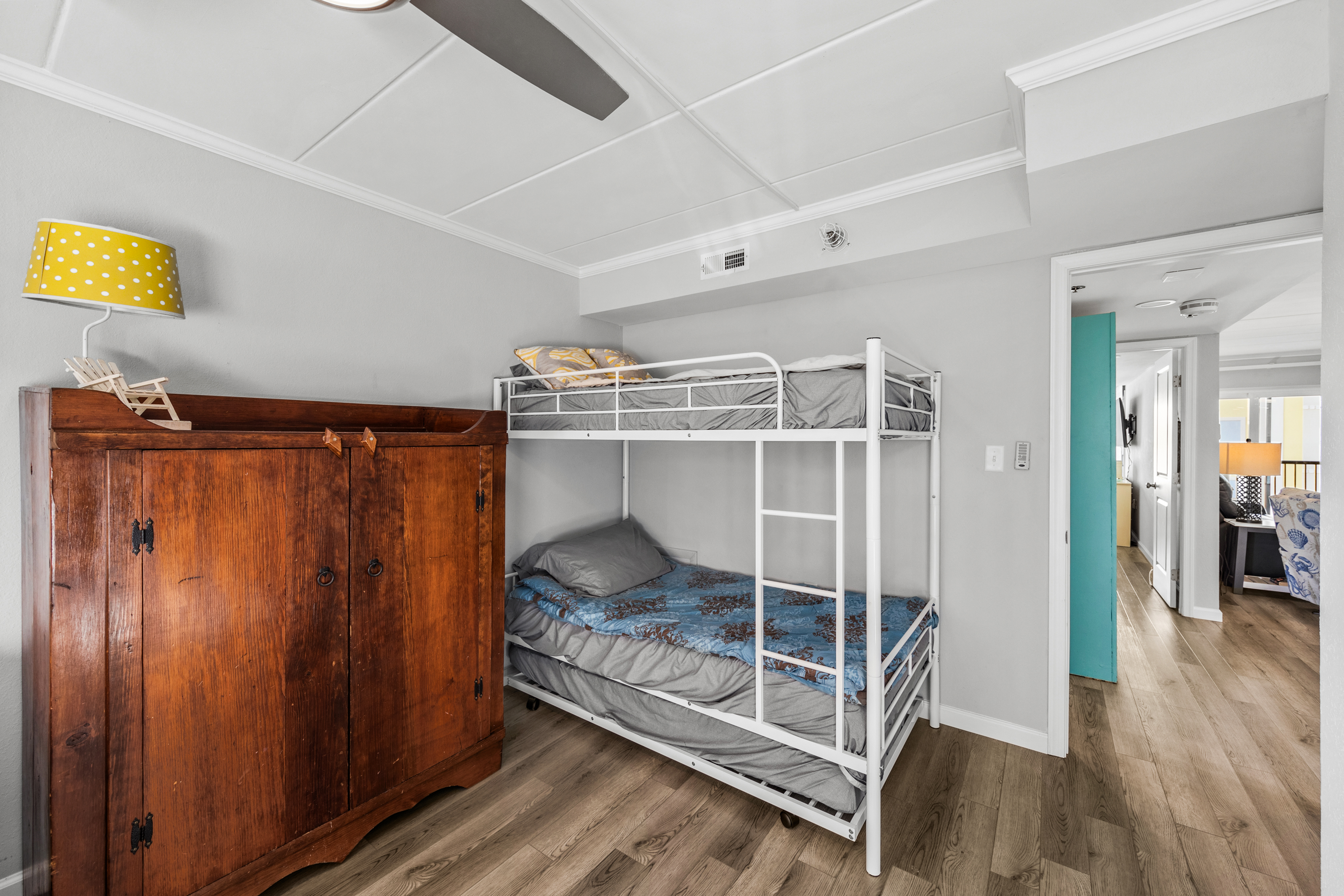 Nice big wardrobe to store your belongings!