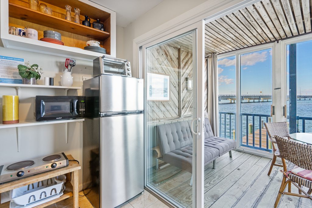 This adorable Efficiency on Marsh Island sleeps 2 & has amazing Views.