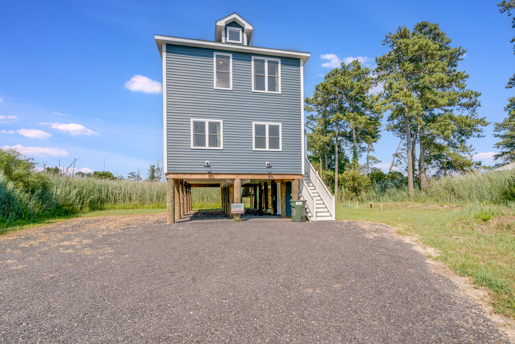 Plenty of parking for vehicles and water toys!