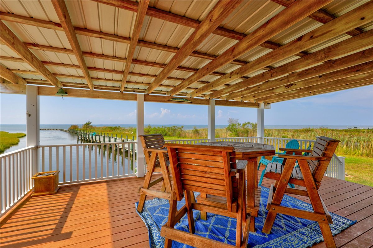 Or dine Al-Fresco on the Waterfront Deck with captivating Views.