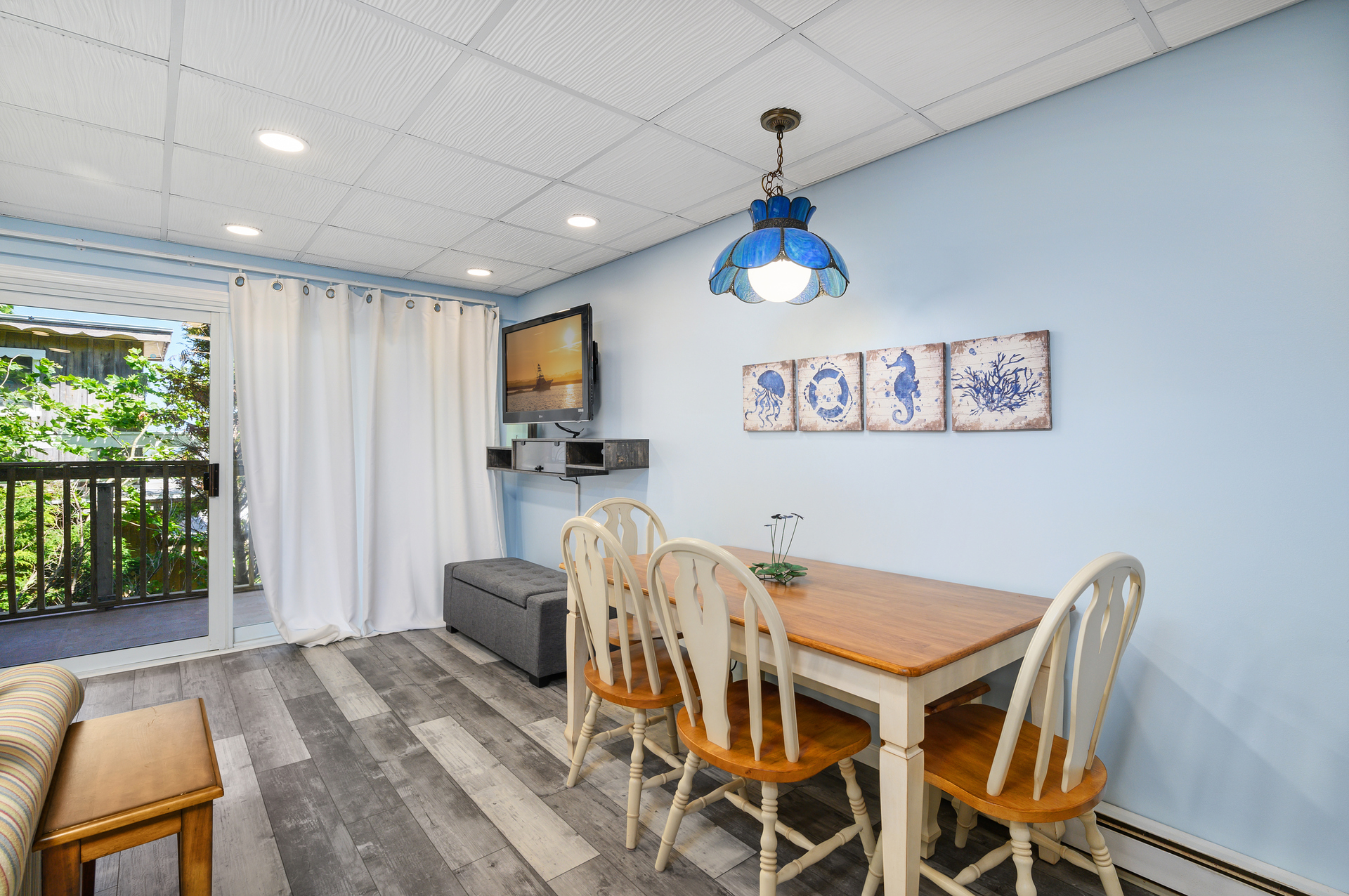 Have your family dinner at the dining table or grab a quick bite at the breakfast bar!