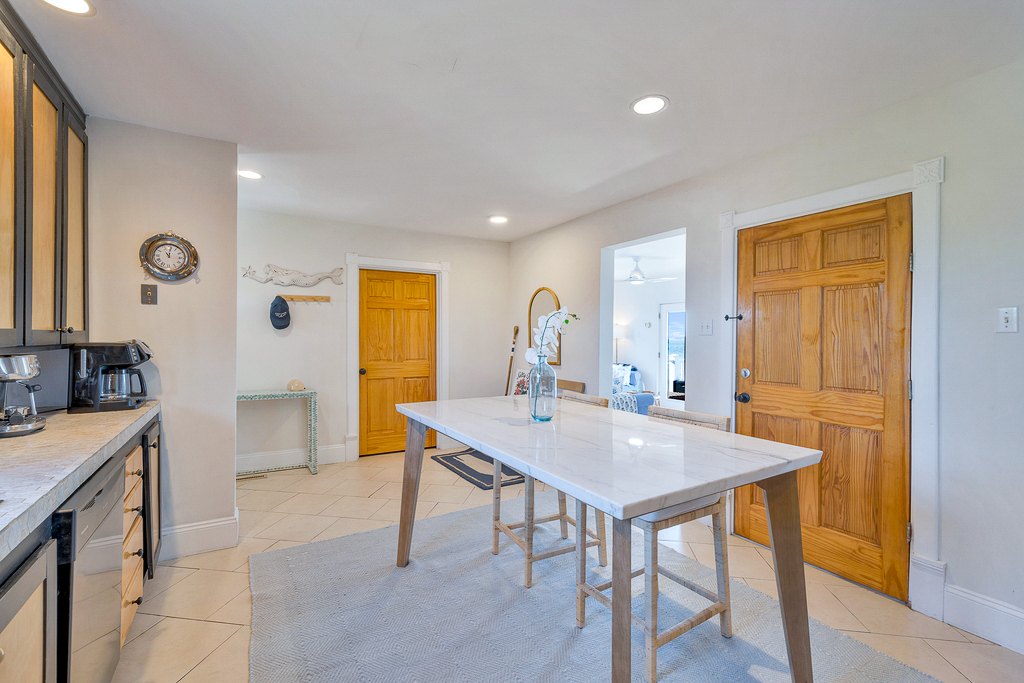 Spacious Kitchen has all you need to make mealtime a bay breeze.