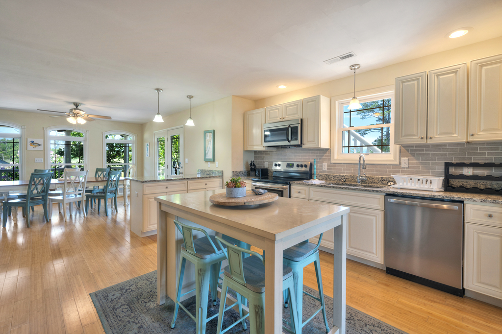 Grab a quick bite at the Breakfast Bar before hitting the Beach.