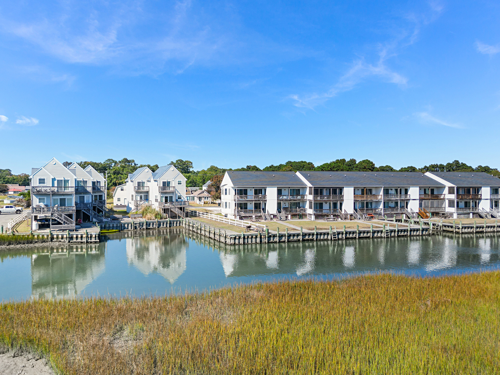 Tucked on the ever-popular East Side, Wonderview 108 sits on the Assateague Channel overlooking Assateague National Seashore and Chincoteague Wildlife Refuge.