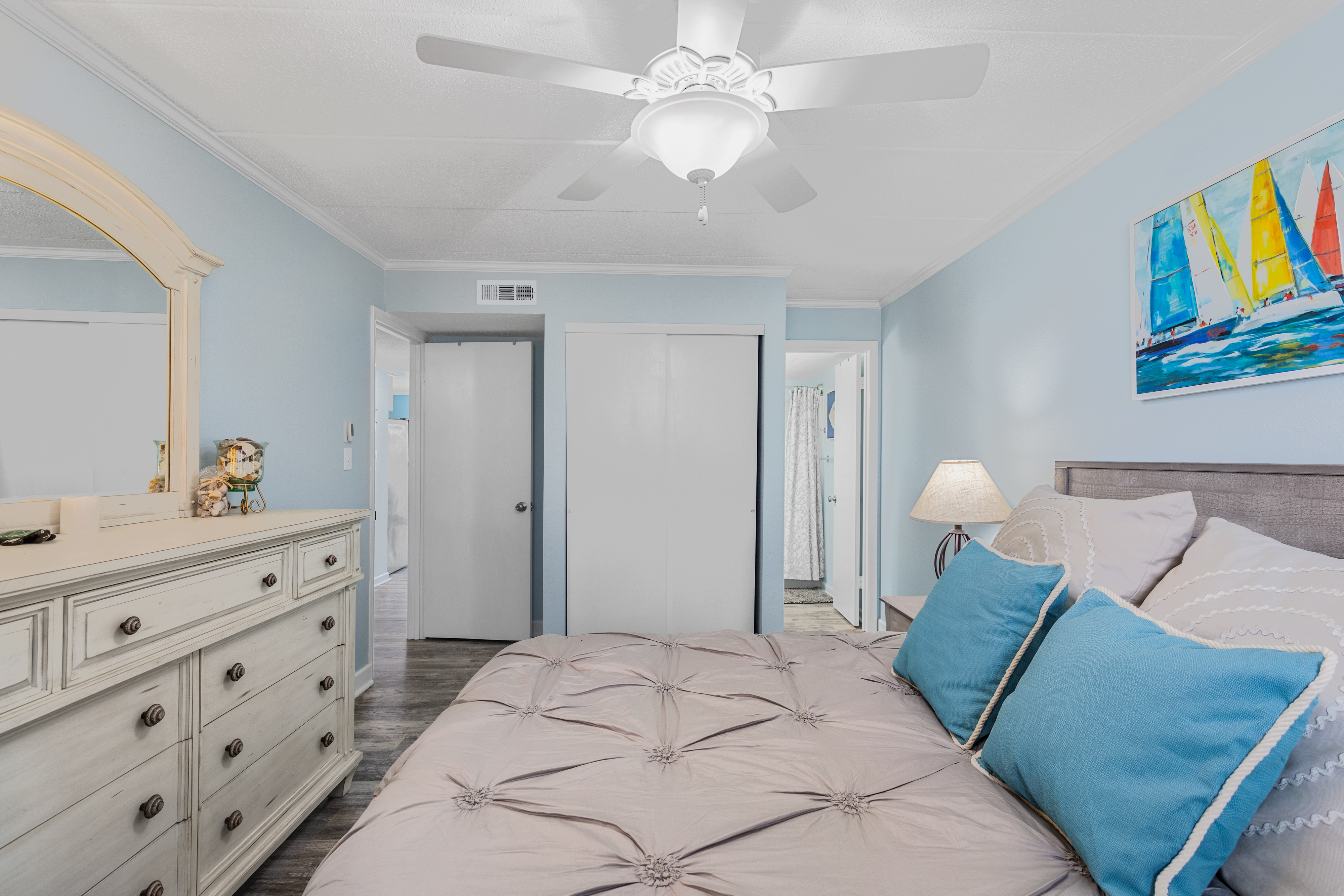 Ceiling fan for calm cooling