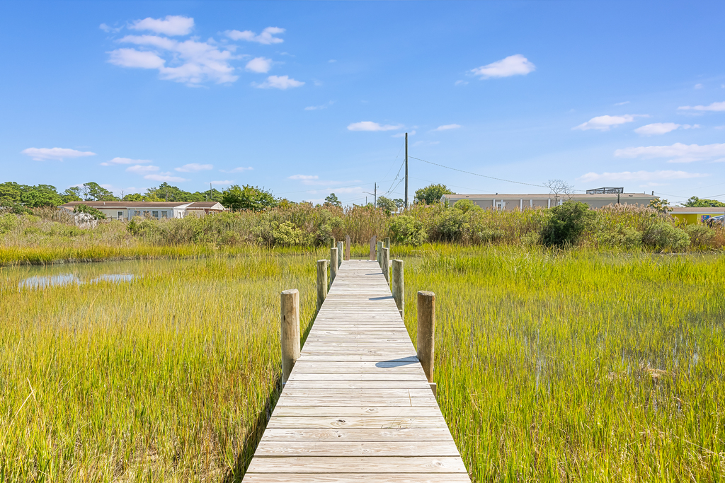 Private Creekfront Pier for Crabbing, and floating dock makes kayak launching easy!