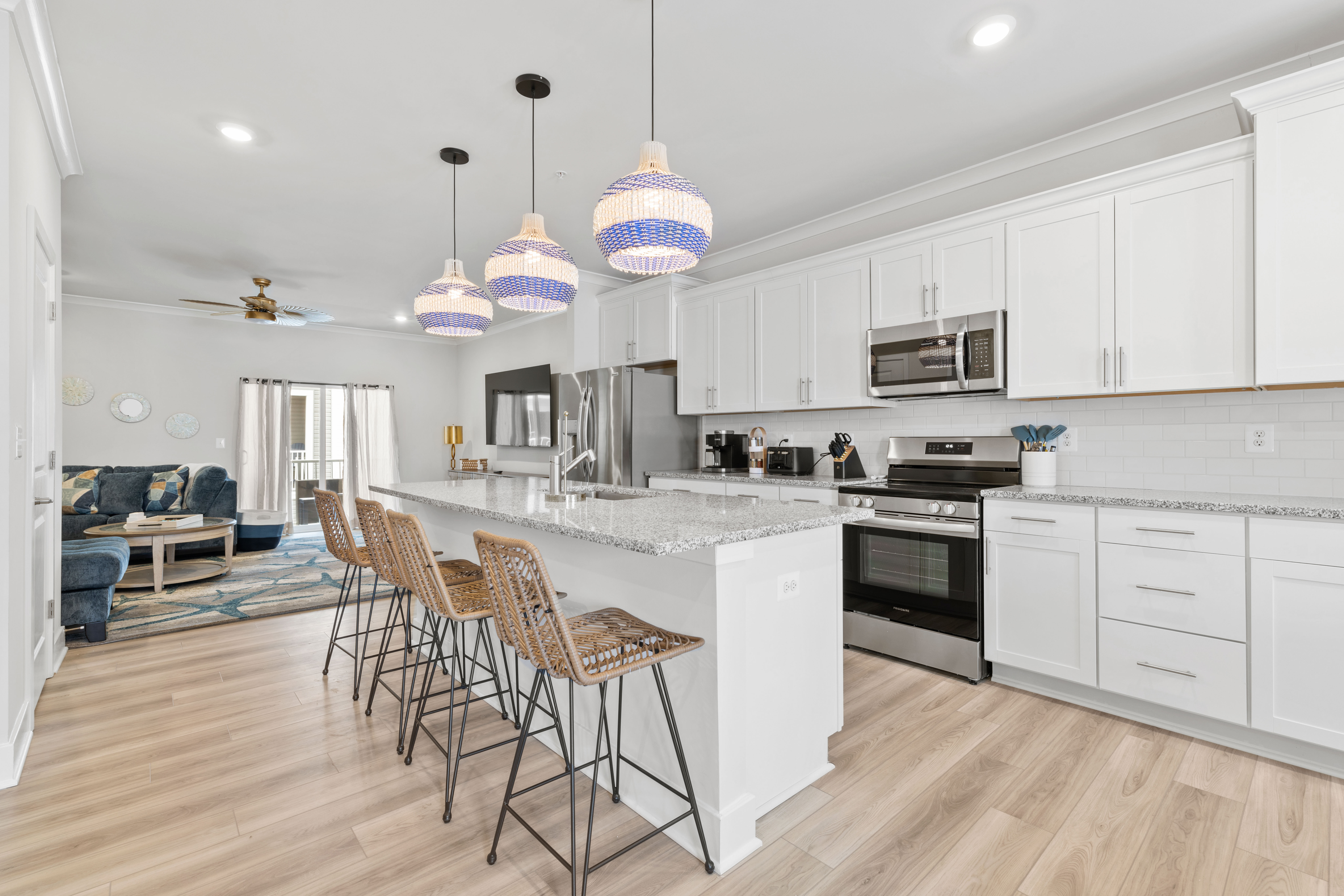 Enjoy breakfast at the Kitchen island.