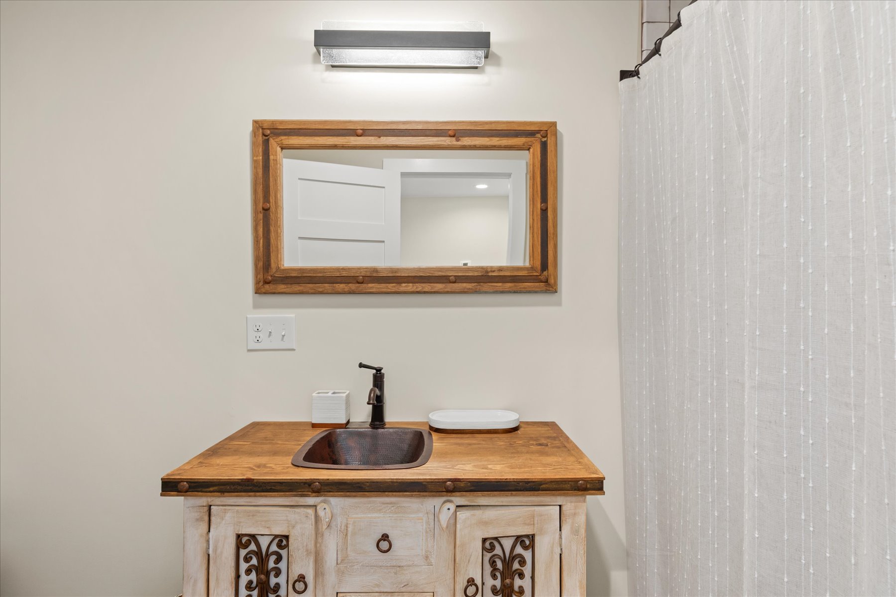 We just adore the unique furnishings the thoughtful Homeowner has procured.