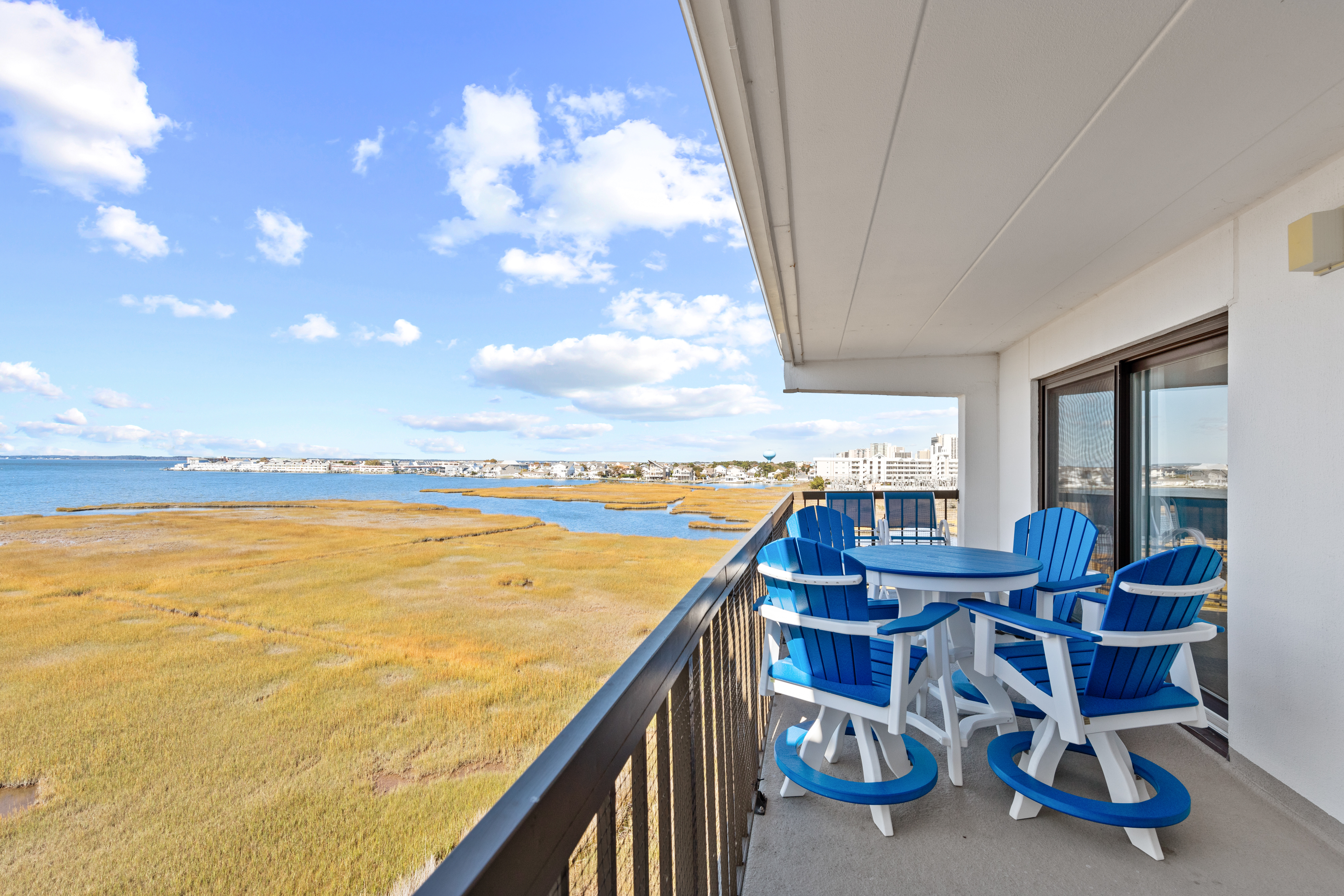 You can also dine Al Fresco while watching the Herons and Egrets in the Bay.