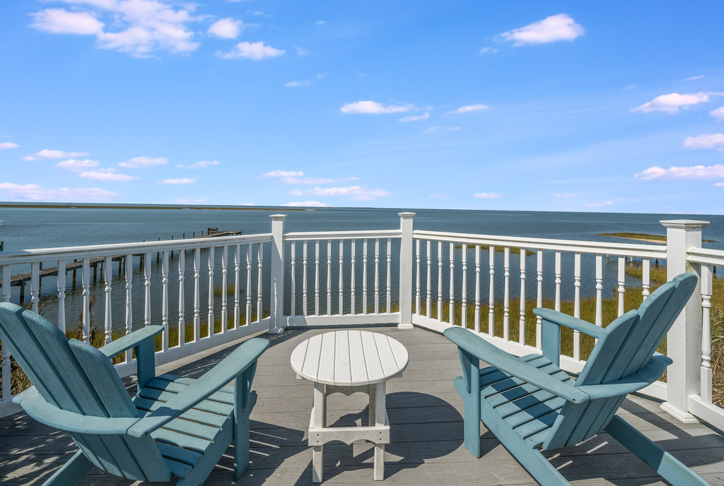 Slip out to the Waterfront Deck to experience pure seaside bliss.
