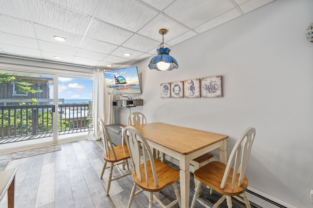Have your family dinner at the dining table or grab a quick bite at the breakfast bar!