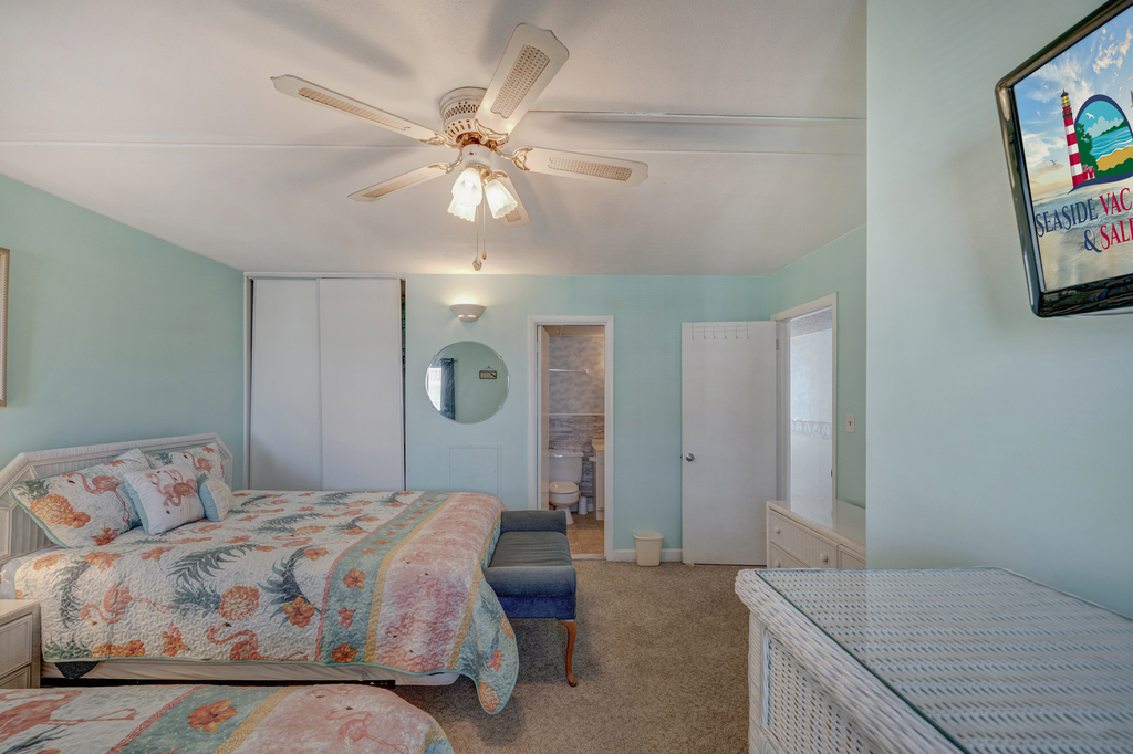 Enough room for the whole family with direct access to the Bath!