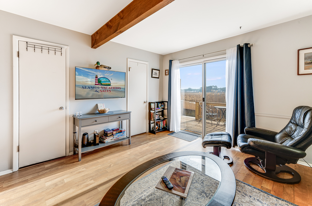 This lovely Townhome sleeps 5 and offers incredible Creek Views!