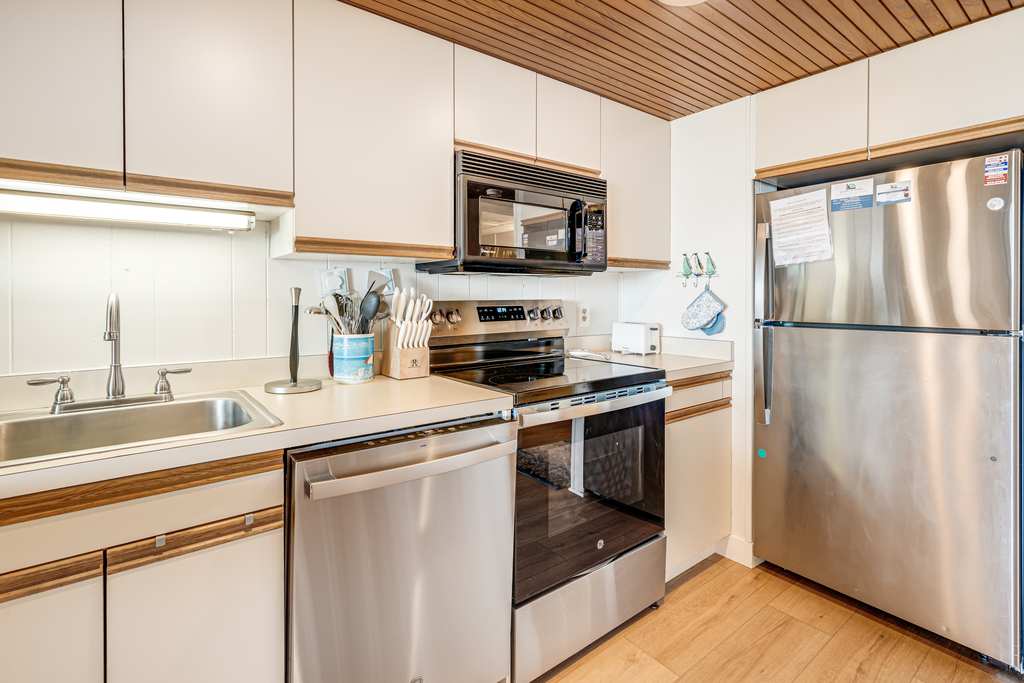 Modern kitchen equipped with everything you need.