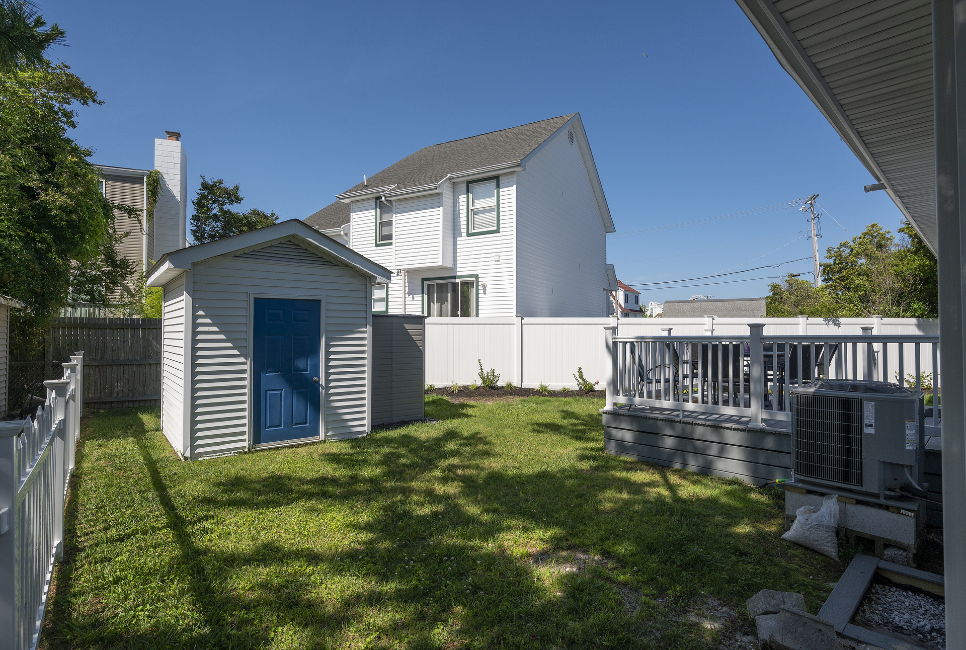 Beautifully manicured, fenced in back yard!