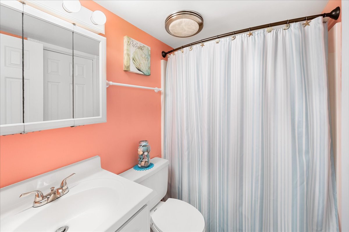 Full Shared Bath offers a Shower/Tub Combo.