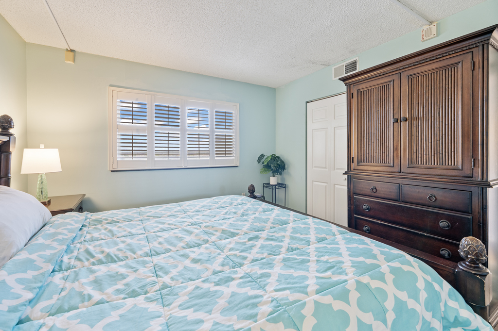 With Beachy Blues throughout, you'll wake up feeling apart of the ocean!