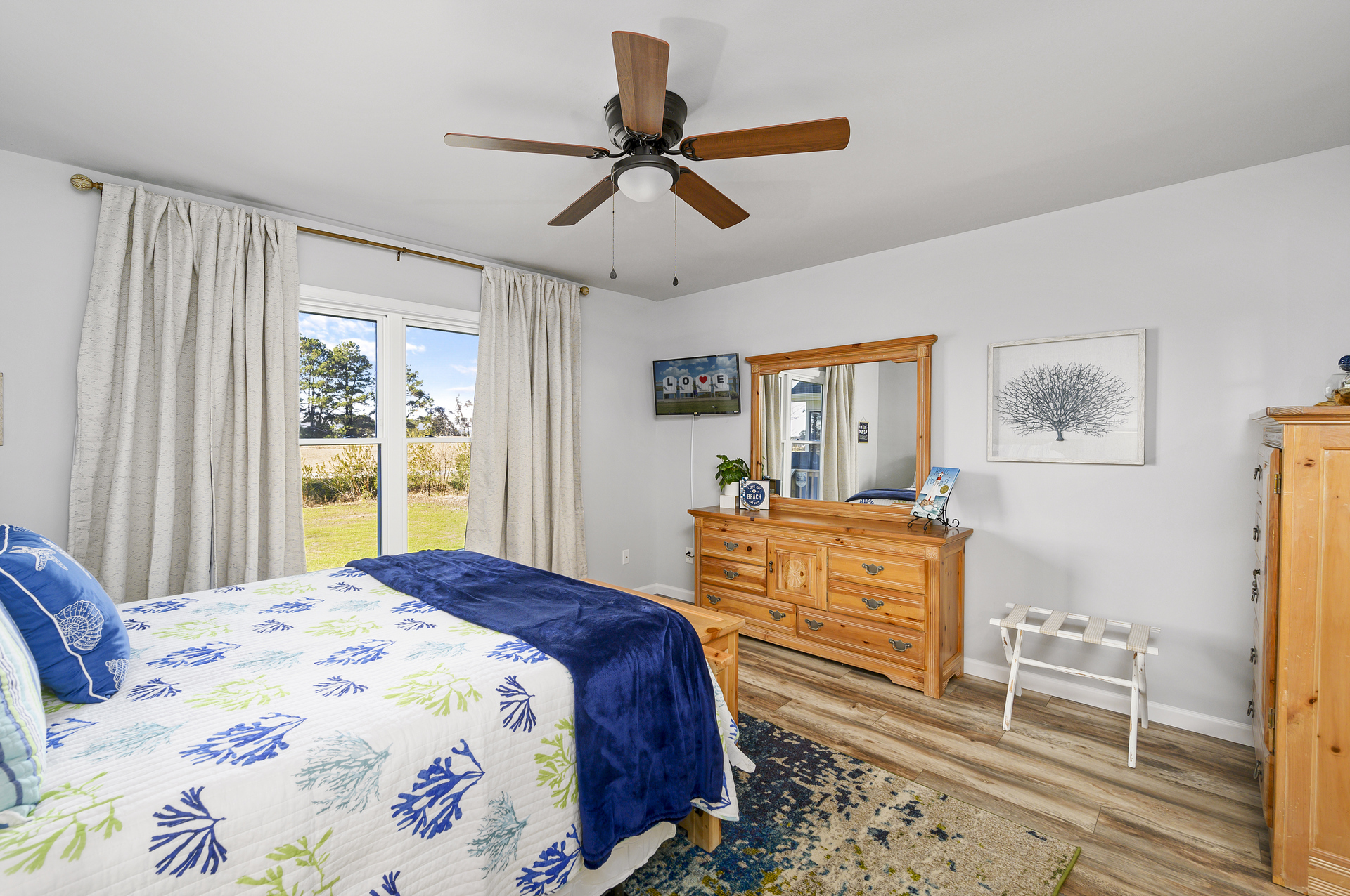 Comfy Queen Bed and Flat Screen TV in Master.