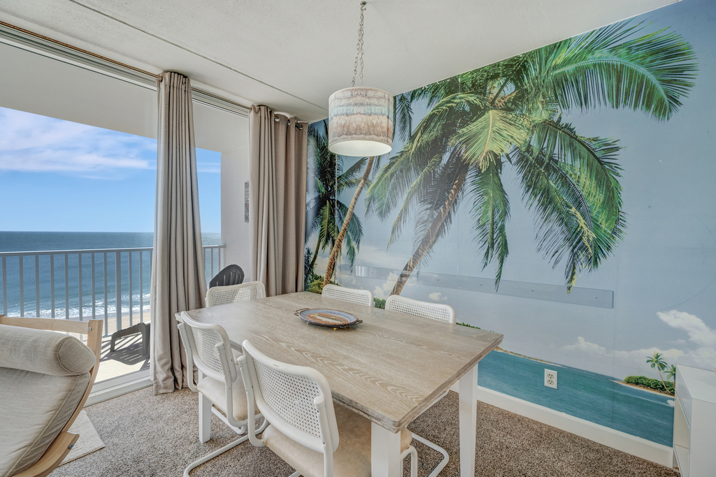 Plenty of Seating for Everyone at the Dining Table!