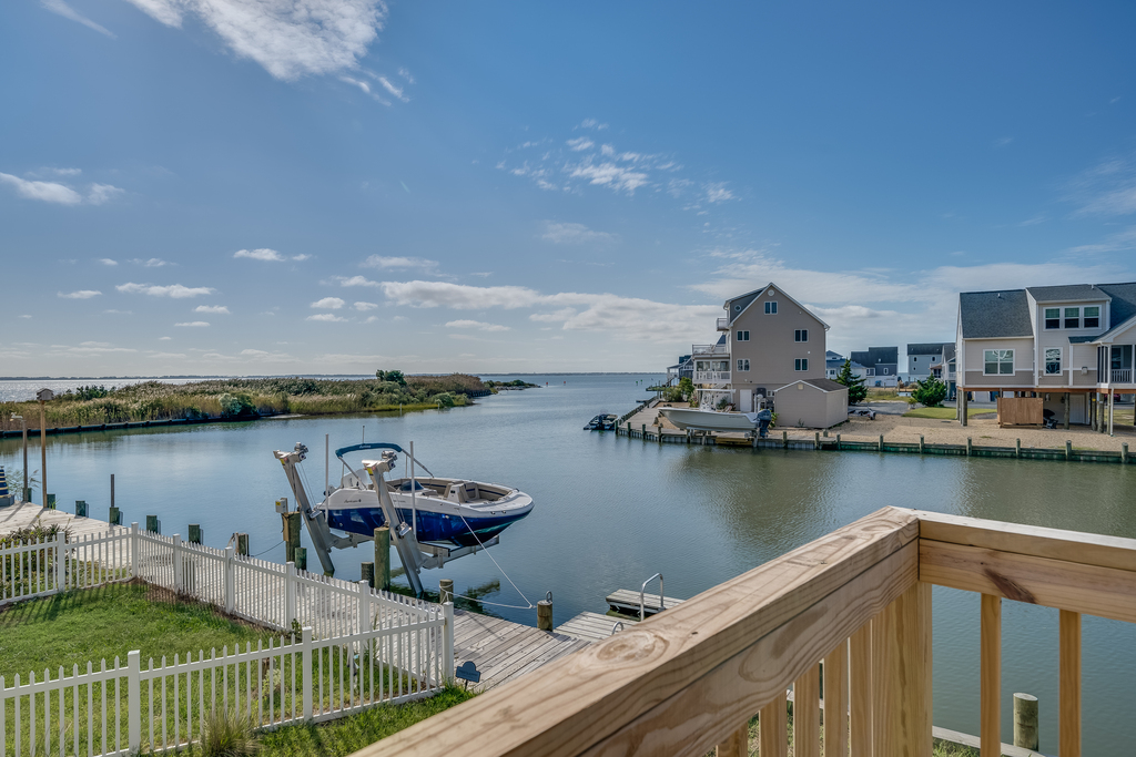 Sweeping Views of the Canal and pristine Chincoteague Bay!