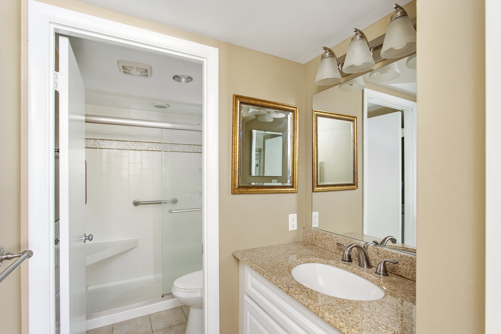 There's plenty of space to get ready for a night out as well!