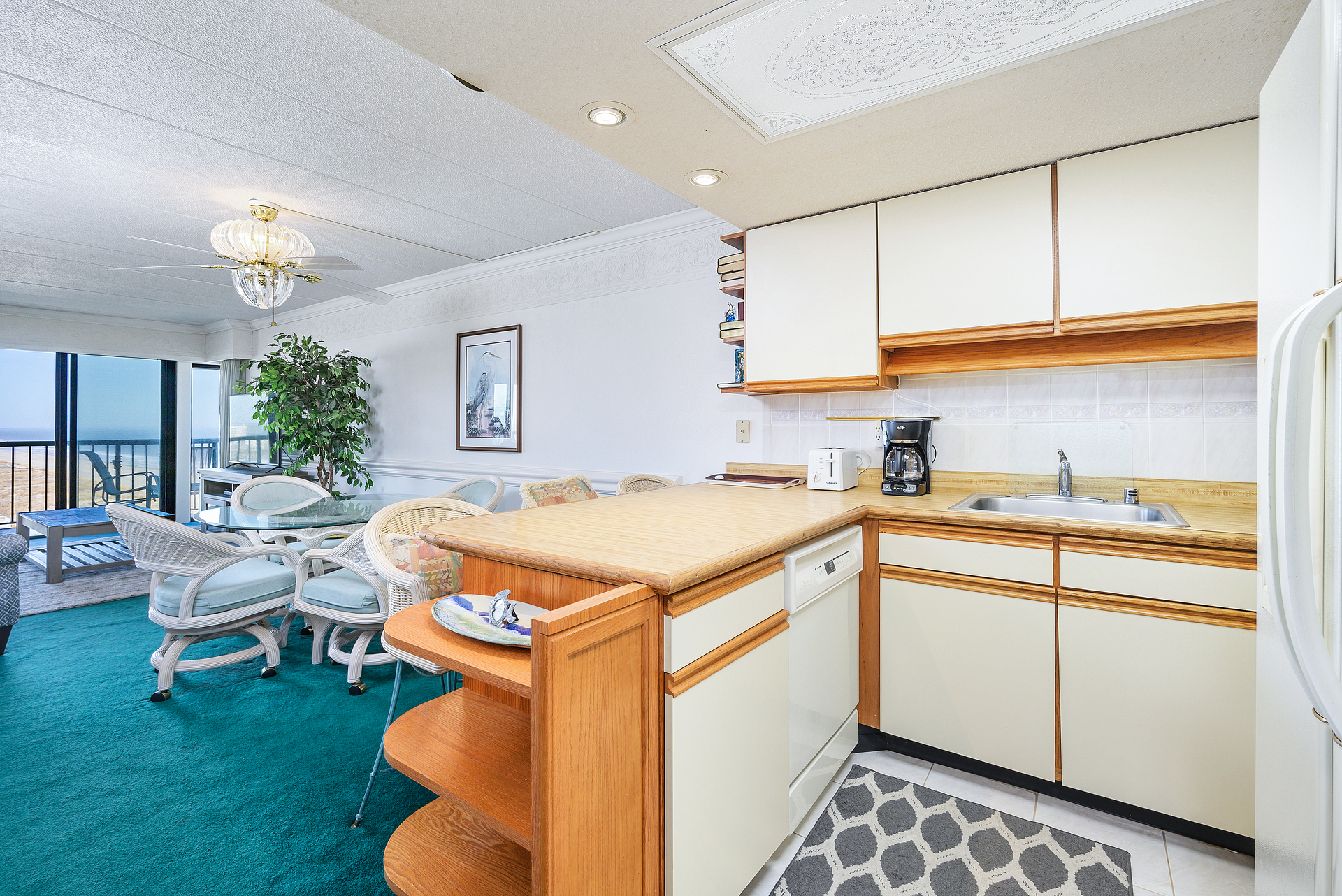 Ampule Counter Space for either preparing your meals or sitting at the breakfast bar playing games with the family