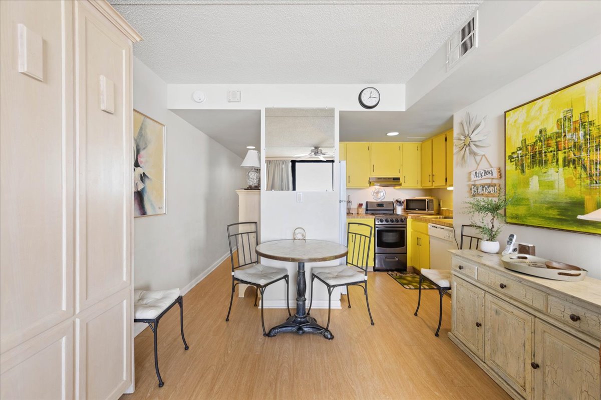 Grab a quick bite before you hit the beach..