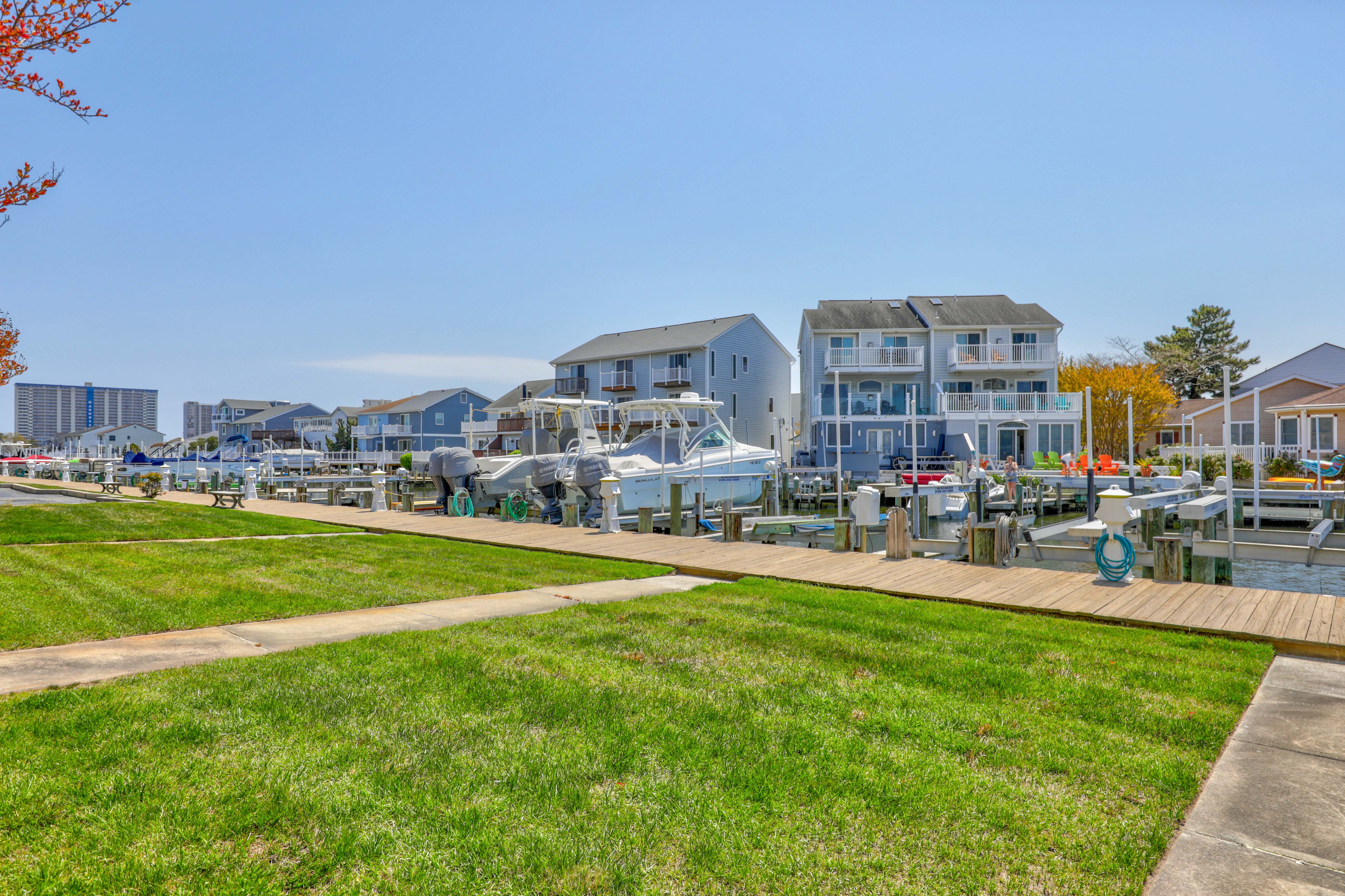 A short stroll to the beach, seasonal outdoor pool, and bird sanctuary!