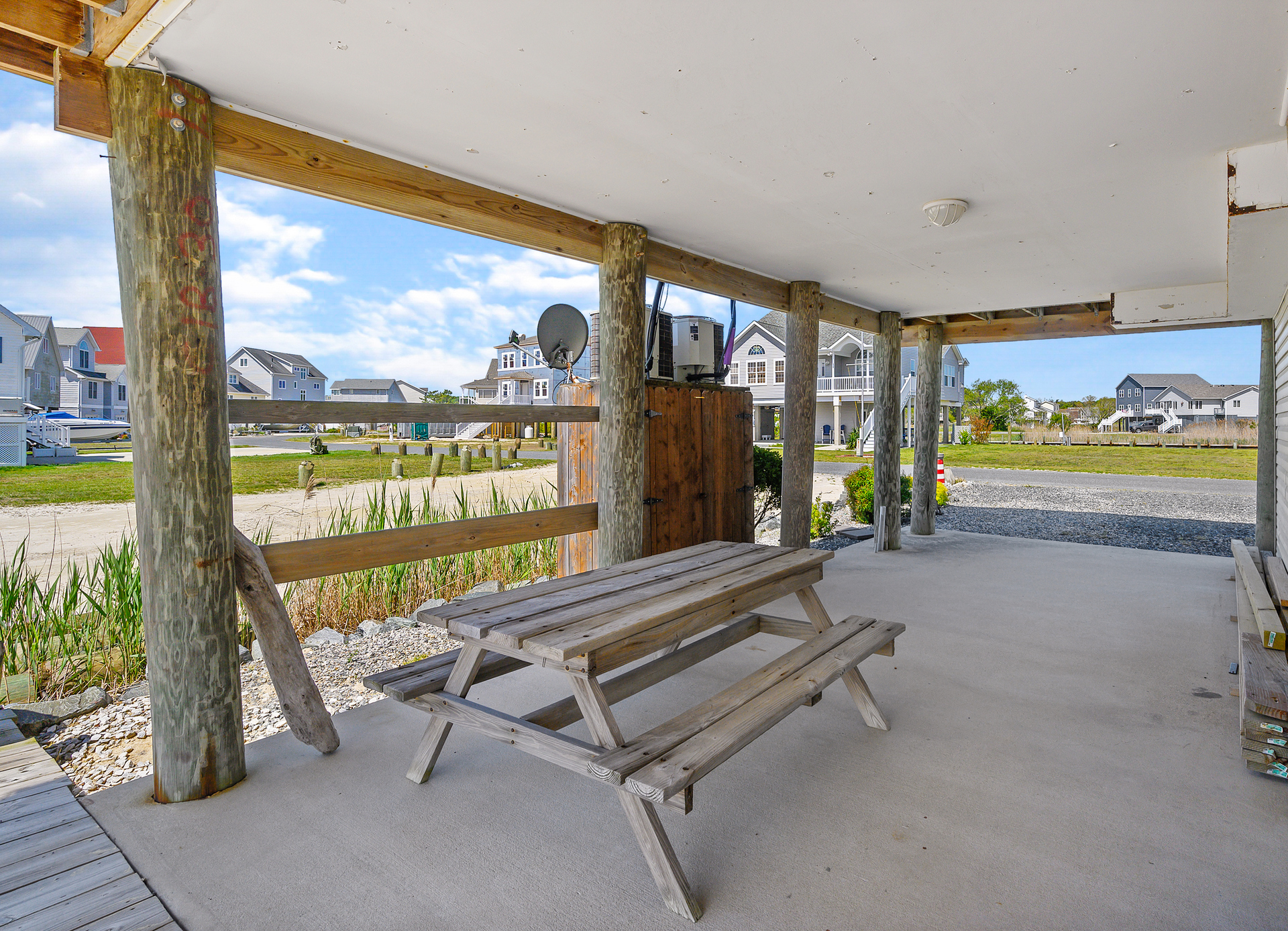 Enjoy some Fresh Local Crabs in the shade.