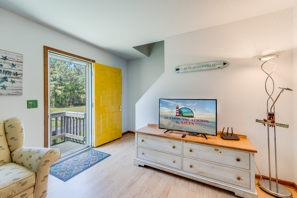 Decorated with a cute Coastal Flair, the cozy Living Area has Flat Screen Cable TV & Free WiFi.