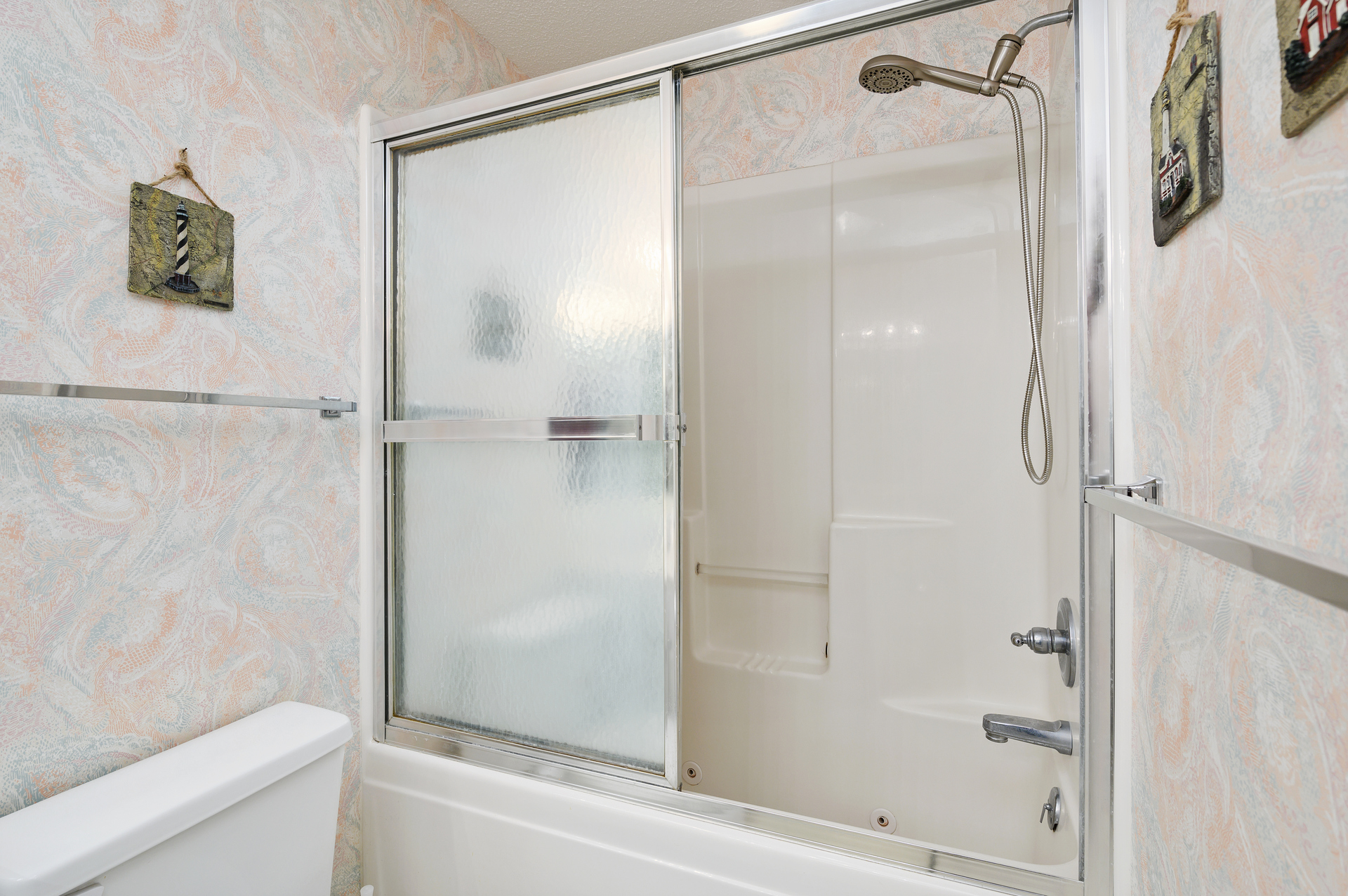 Shower/Tub Combo with hand sprayer in the Primary Bath