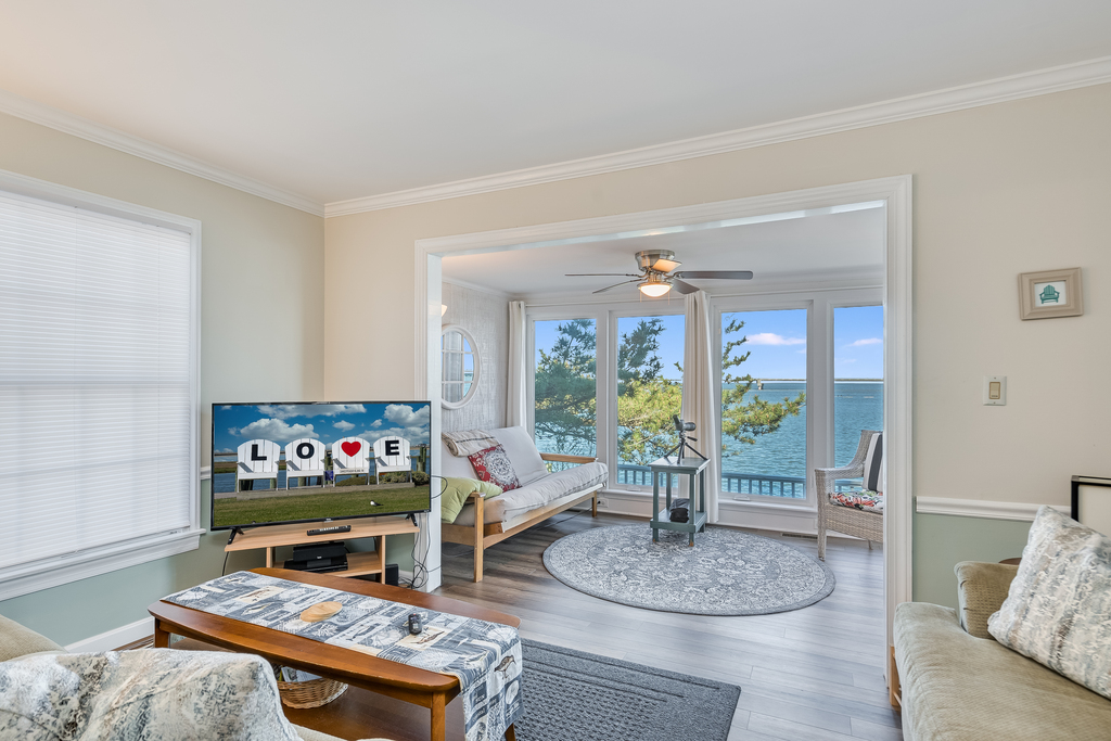 Enjoy Flat Screen Streaming TV - an incredible Bay Views!